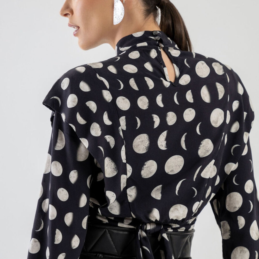 BLOUSE COURTE SOPHISTIQUÉ À POIS
