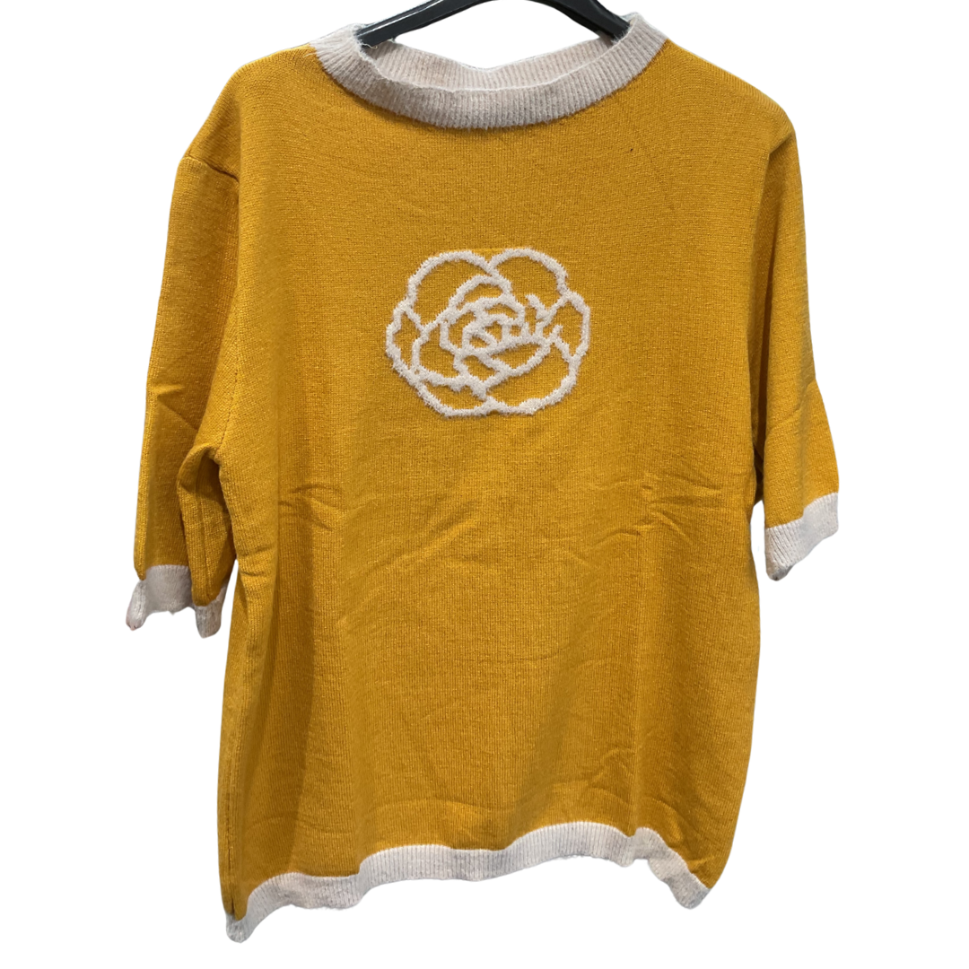 CHANDAIL MOUTARDE MANCHES COURTES AVEC FLEURS