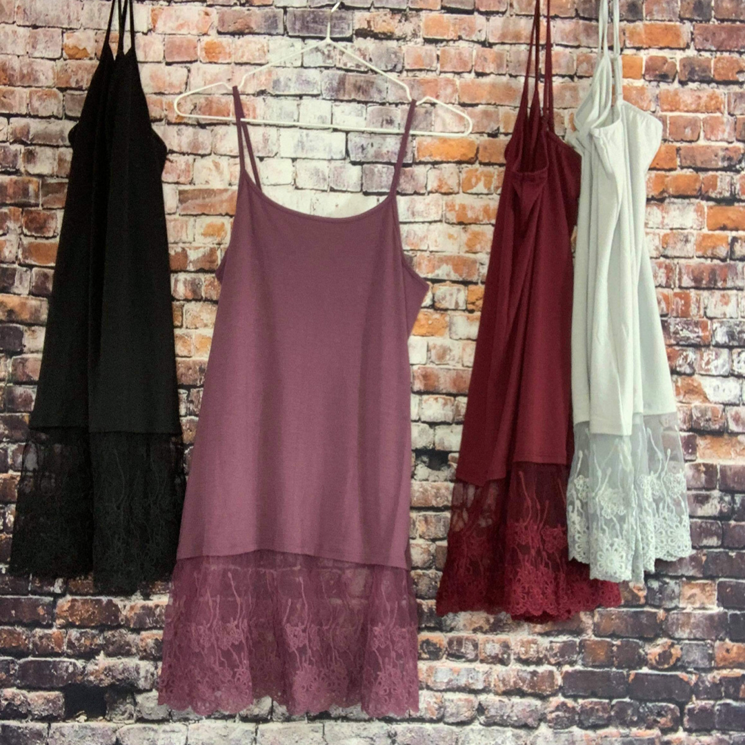 CAMISOLE LONGUE LIGNE AVEC FENTE EN BAS EN DENTELLE